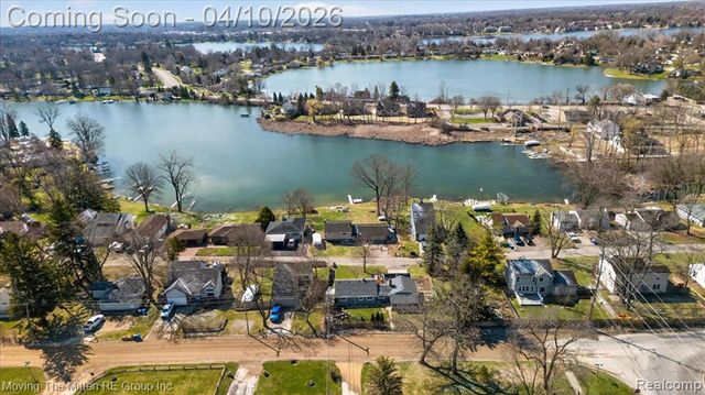 2965 Barkman Drive, Waterford, MI 48329