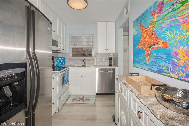 190 Turtle Lake CT 311, Naples, FL 34105