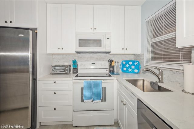 190 Turtle Lake CT 311, Naples, FL 34105