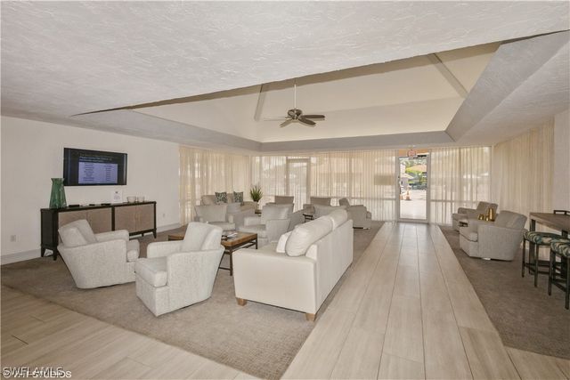 190 Turtle Lake CT 311, Naples, FL 34105