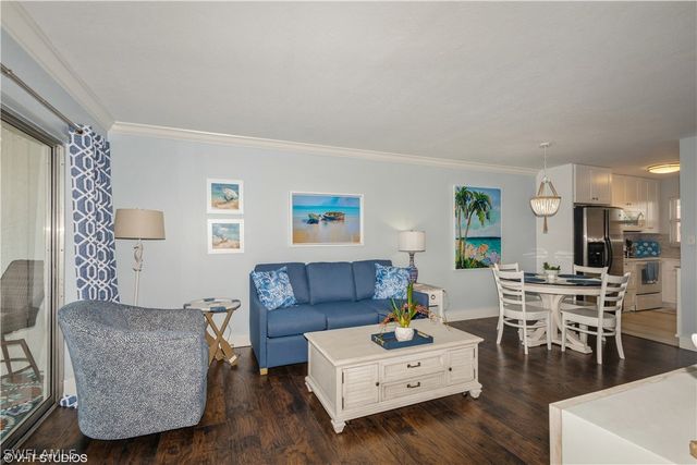 190 Turtle Lake CT 311, Naples, FL 34105