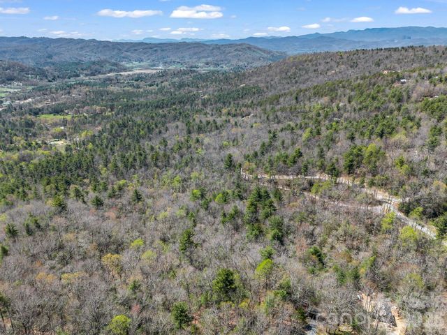 999 Bulling Creek Drive, Hendersonville, NC 28739