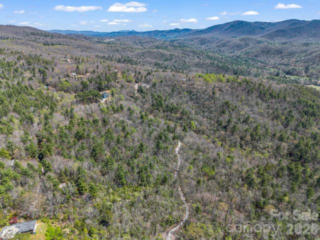 999 Bulling Creek Drive, Hendersonville, NC 28739