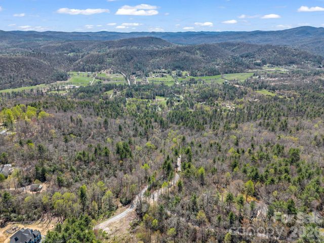 999 Bulling Creek Drive, Hendersonville, NC 28739
