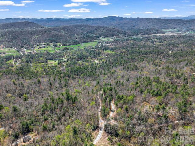 999 Bulling Creek Drive, Hendersonville, NC 28739