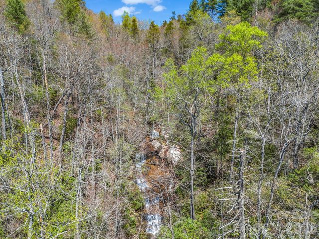 999 Bulling Creek Drive, Hendersonville, NC 28739