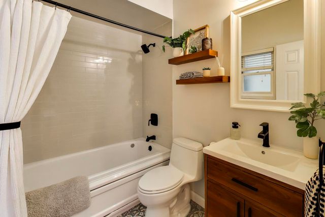 2852 N Damen Avenue 3, Chicago, IL 60618