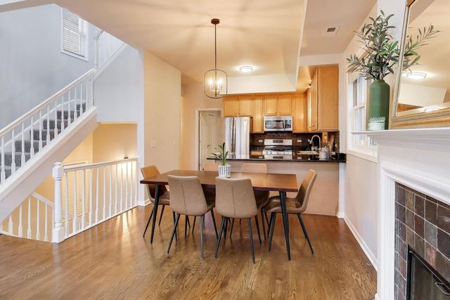 2852 N Damen Avenue 3, Chicago, IL 60618