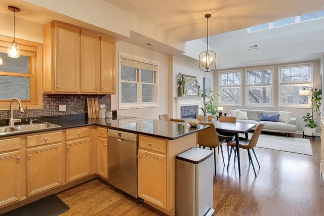 2852 N Damen Avenue 3, Chicago, IL 60618