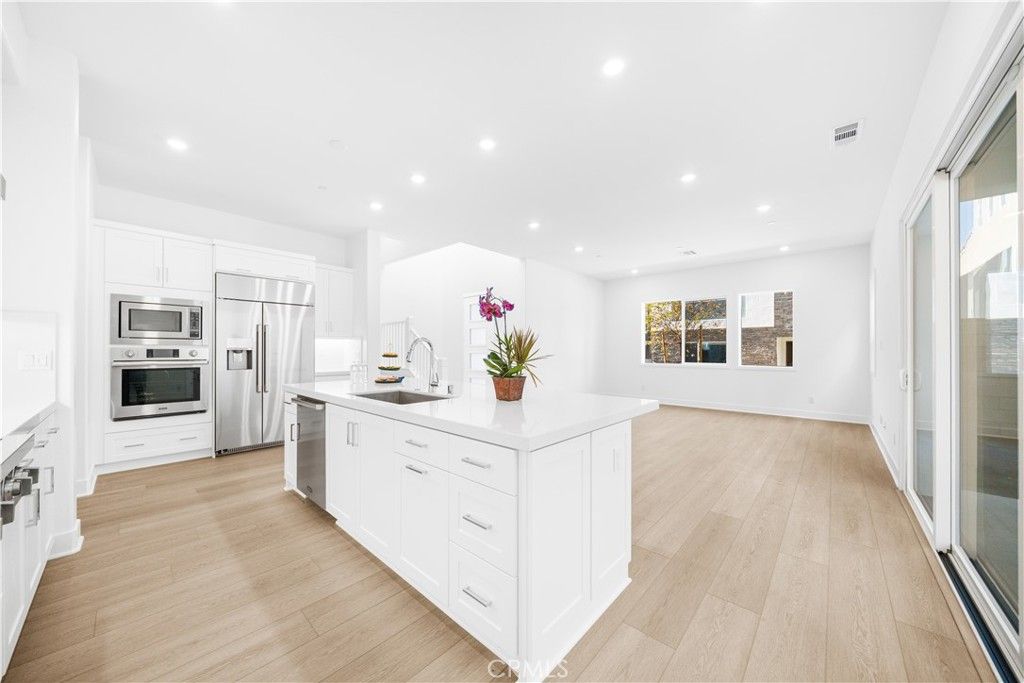 Image 10 of property listing at 165 Sawbuck, Irvine, CA 92618