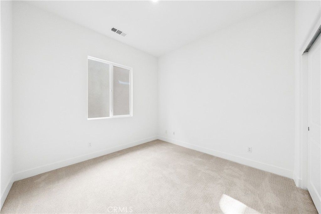 Image 14 of property listing at 165 Sawbuck, Irvine, CA 92618