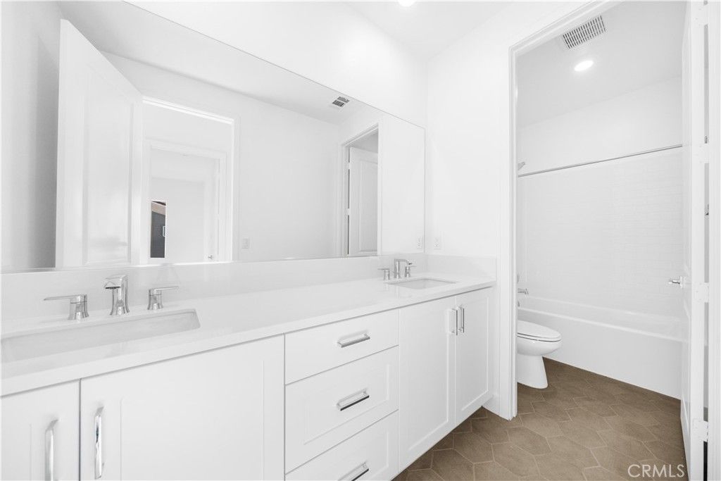 Image 18 of property listing at 165 Sawbuck, Irvine, CA 92618