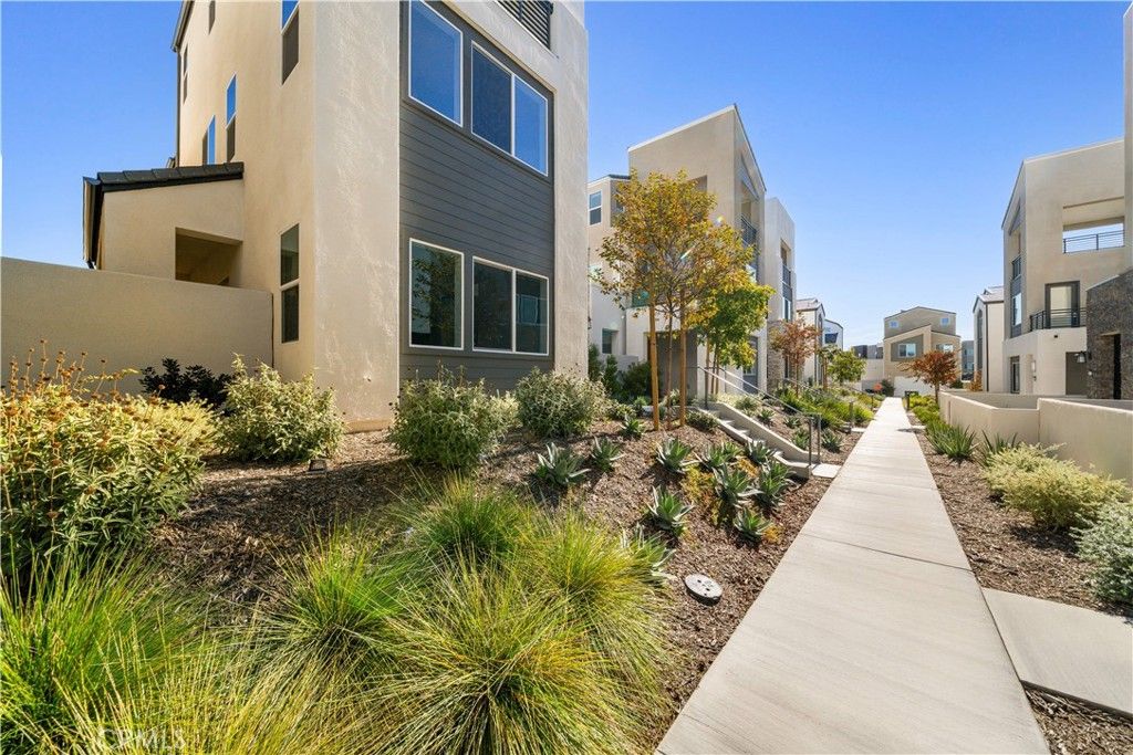 Image 3 of property listing at 165 Sawbuck, Irvine, CA 92618