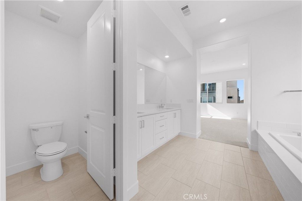 Image 32 of property listing at 165 Sawbuck, Irvine, CA 92618