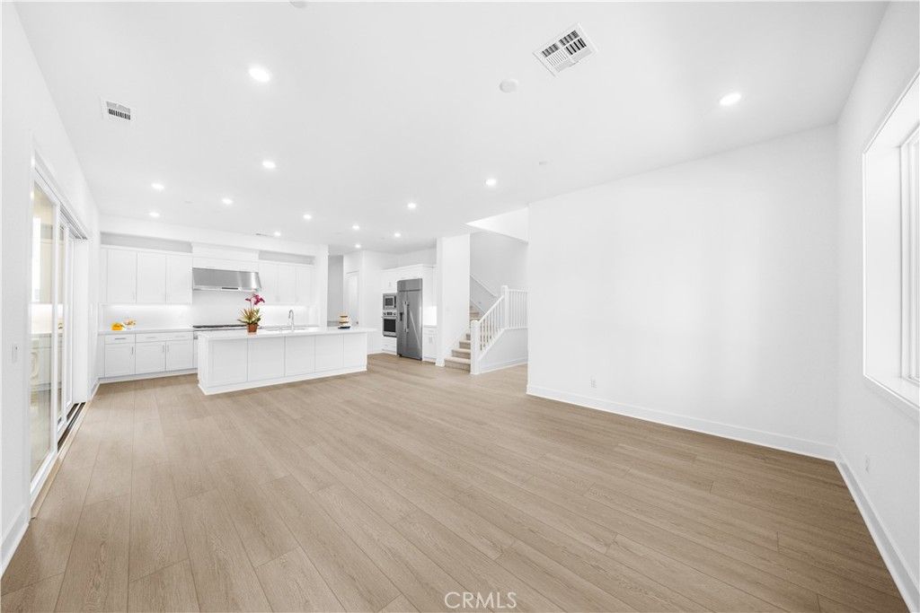 Image 8 of property listing at 165 Sawbuck, Irvine, CA 92618