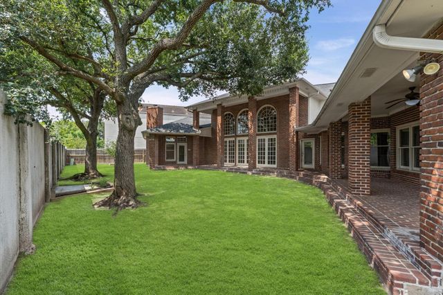 8122 Meadow Crest Street, Houston, TX 77071