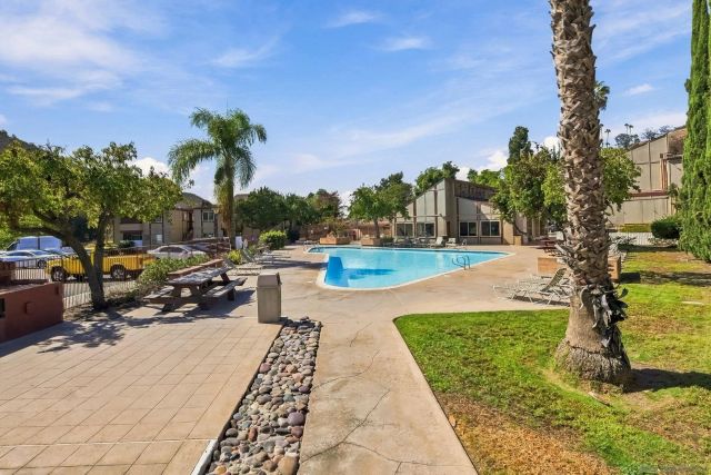 5553 Adobe Falls 14, San Diego, CA 92120
