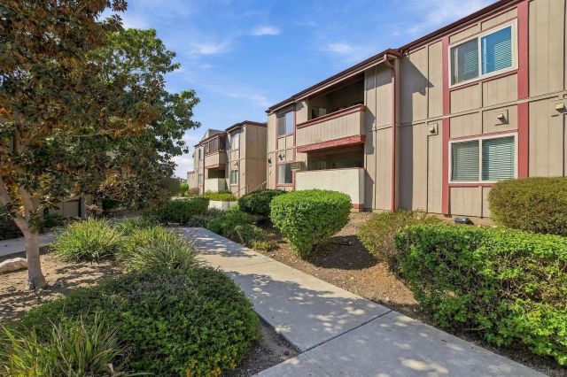 5553 Adobe Falls 14, San Diego, CA 92120