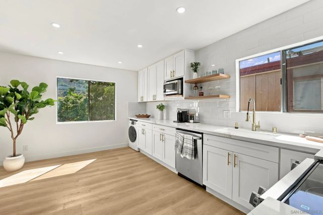 5553 Adobe Falls 14, San Diego, CA 92120