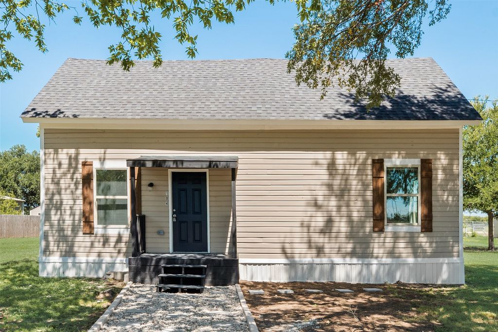 104 College Street, Royse City, TX 75189