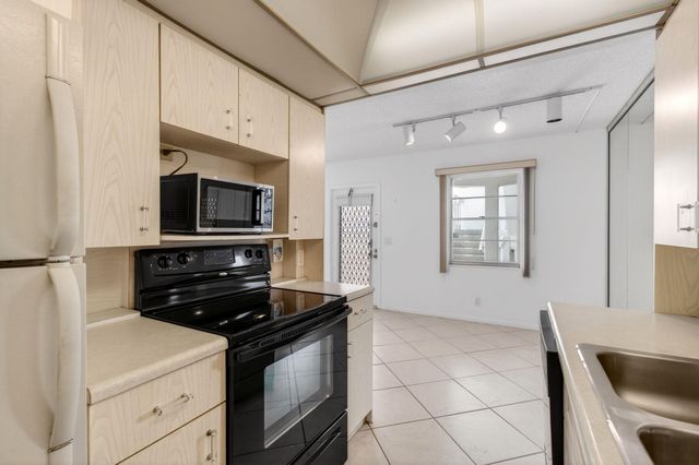 2027 Exeter B, Boca Raton, FL 33434