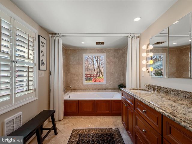 6517 KABLETOWN RD, Charles Town, WV 25414