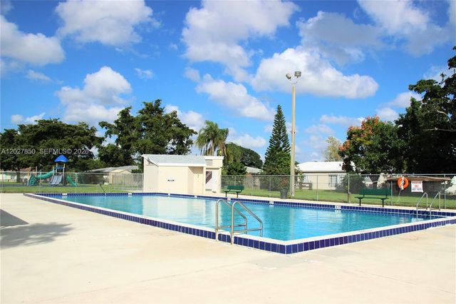 6631 NW 84th St, Tamarac, FL 33321