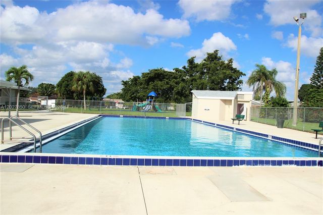 6631 NW 84th St, Tamarac, FL 33321