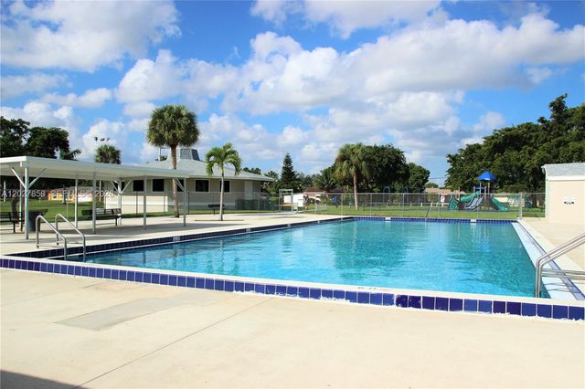6631 NW 84th St, Tamarac, FL 33321