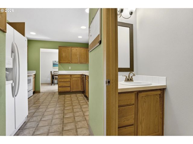 604 W SHERIDAN St, Newberg, OR 97132