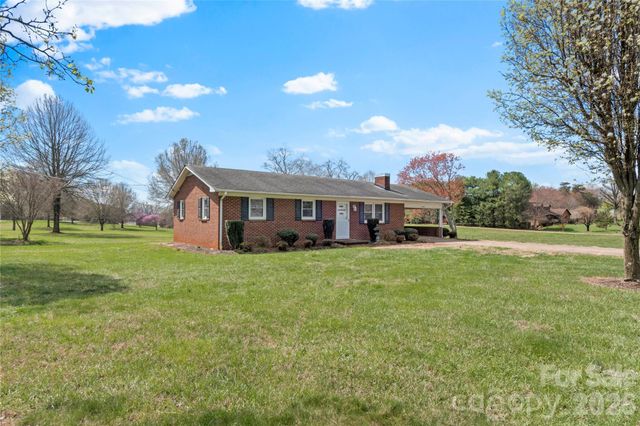 610 Nc 67 Highway, Boonville, NC 27011