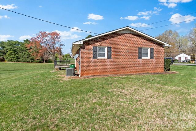 610 Nc 67 Highway, Boonville, NC 27011