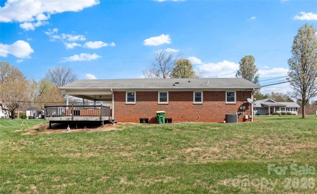 610 Nc 67 Highway, Boonville, NC 27011