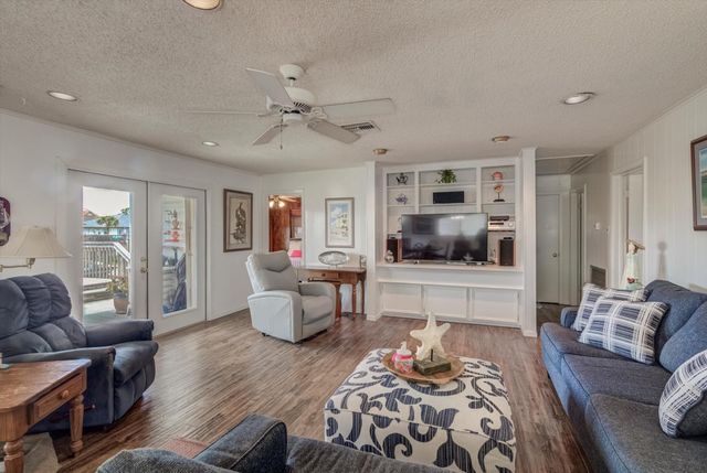 1120 Redfish Street, Bayou Vista, TX 77563