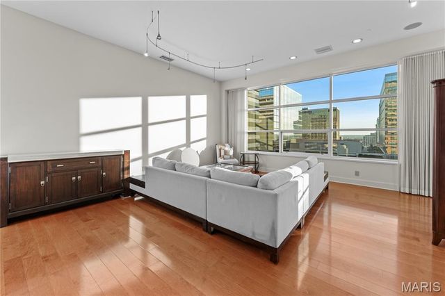 8025 Maryland Avenue 7G, Clayton, MO 63105