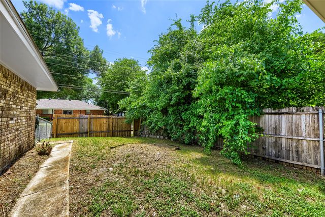 814 Oakbluff Drive, Lancaster, TX 75146