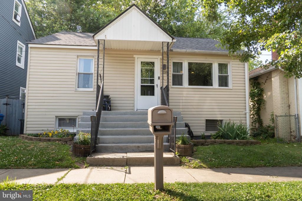 219 FRONT ST, Fieldsboro, NJ 08505