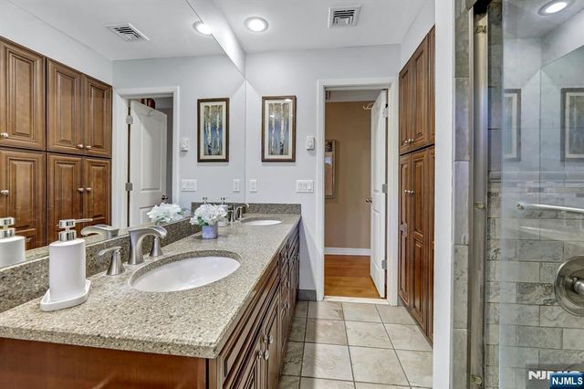 5 Seminole Way, West Milford, NJ 07480