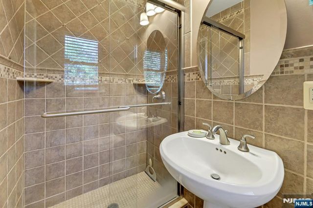 5 Seminole Way, West Milford, NJ 07480