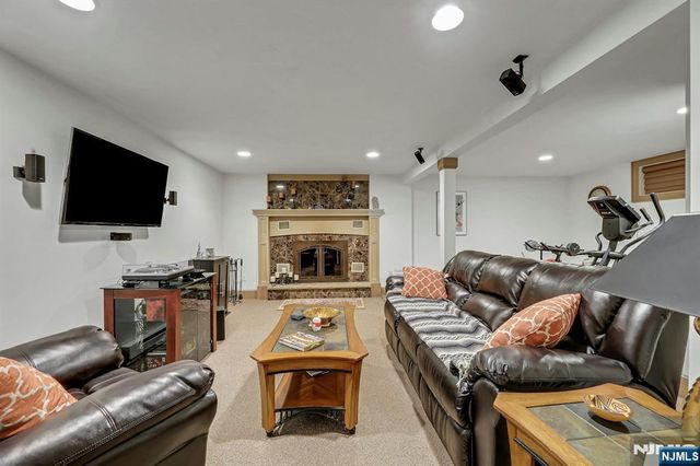 5 Seminole Way, West Milford, NJ 07480