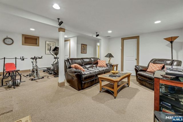 5 Seminole Way, West Milford, NJ 07480