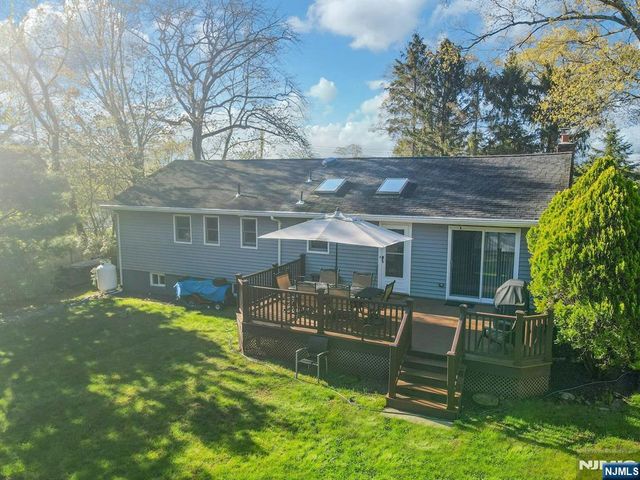 5 Seminole Way, West Milford, NJ 07480