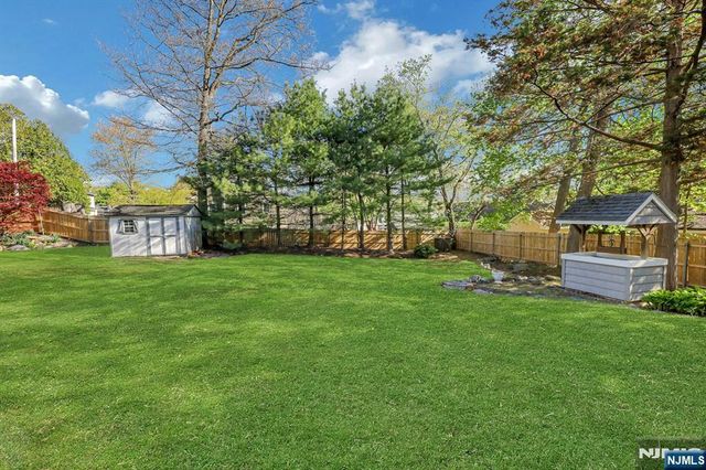 5 Seminole Way, West Milford, NJ 07480