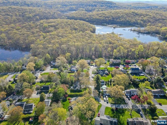 5 Seminole Way, West Milford, NJ 07480