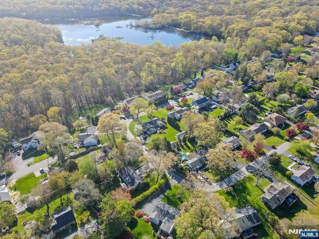 5 Seminole Way, West Milford, NJ 07480