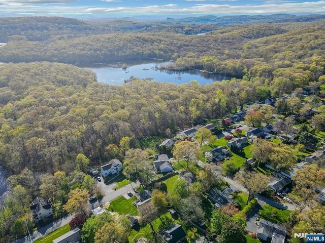5 Seminole Way, West Milford, NJ 07480