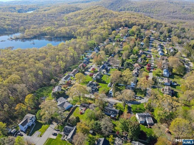 5 Seminole Way, West Milford, NJ 07480