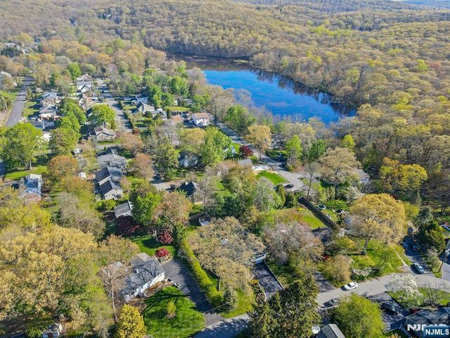 5 Seminole Way, West Milford, NJ 07480