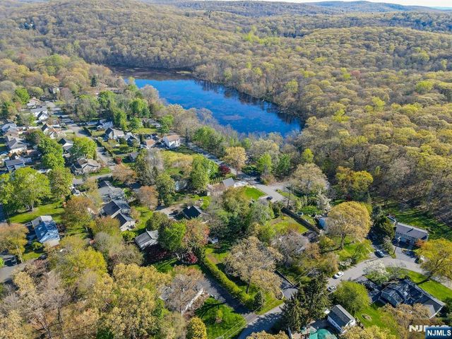 5 Seminole Way, West Milford, NJ 07480