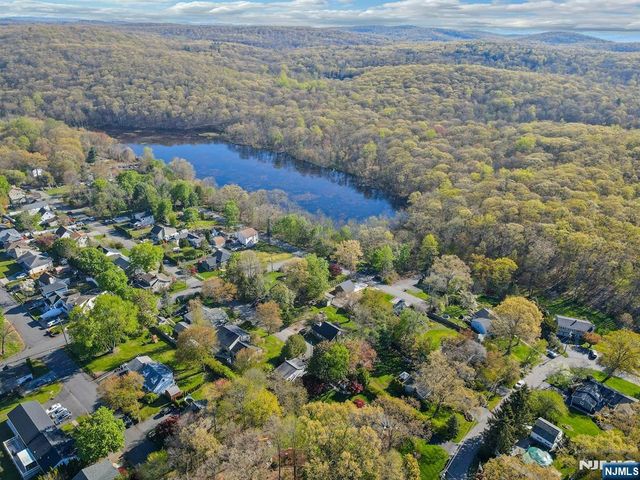 5 Seminole Way, West Milford, NJ 07480